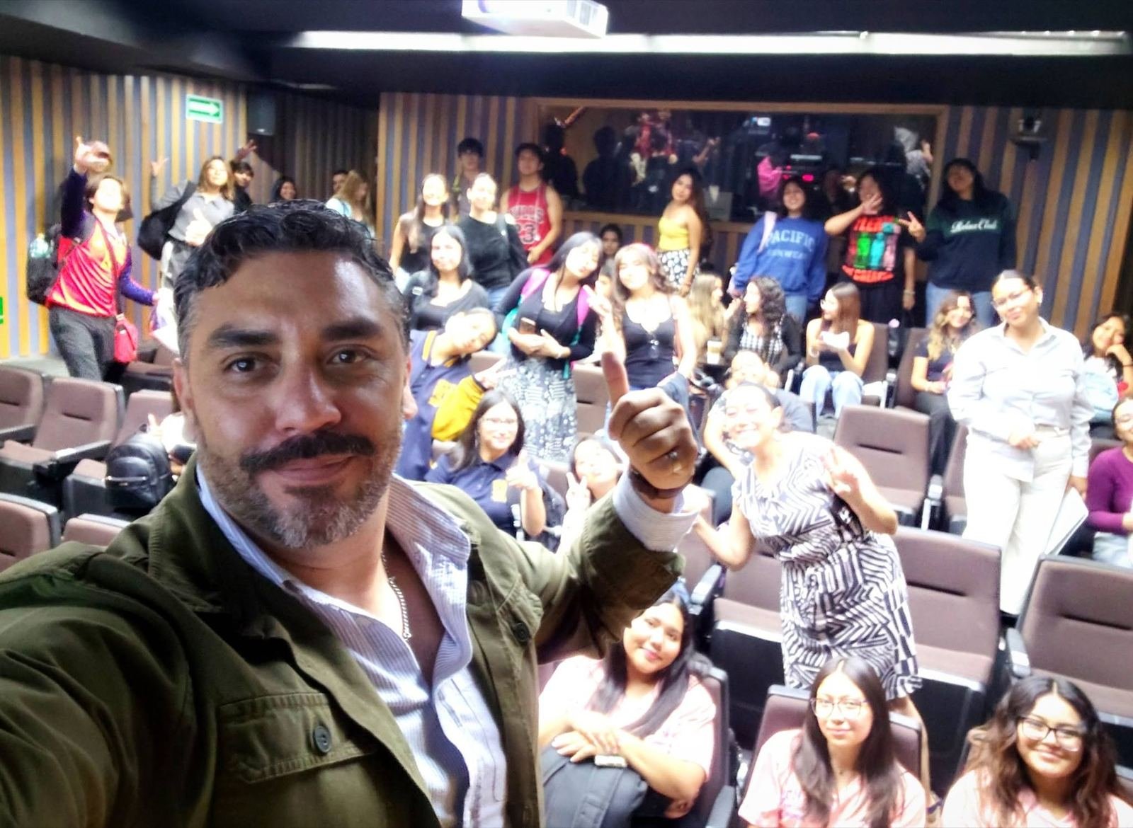 Iván Velázquez en conferencia con estudiantes y emprendedores.